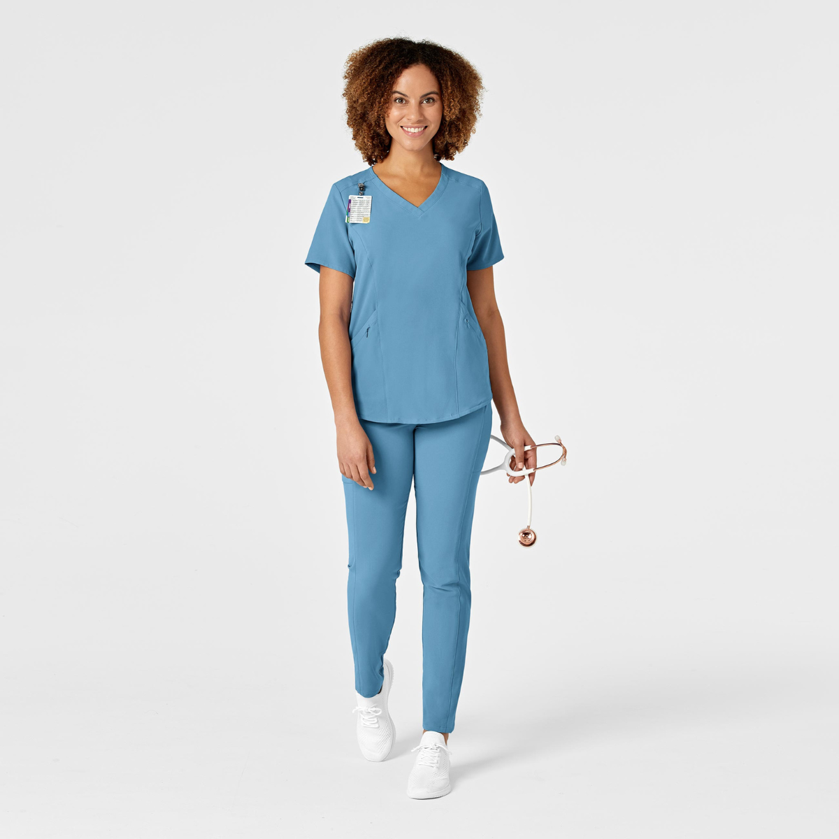 Scrub de Filipina con cuello V y pantalón tipo cargo con cintura alta y corte estrecho para mujer | Marca Wink