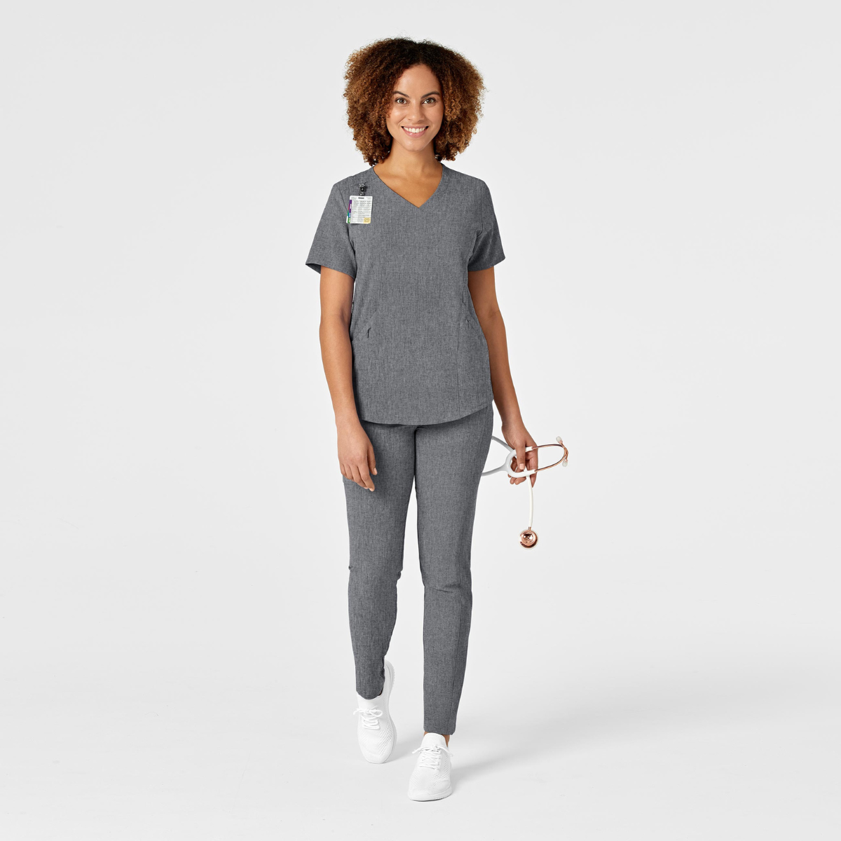 Scrub de Filipina con cuello V y pantalón tipo cargo con cintura alta y corte estrecho para mujer | Marca Wink