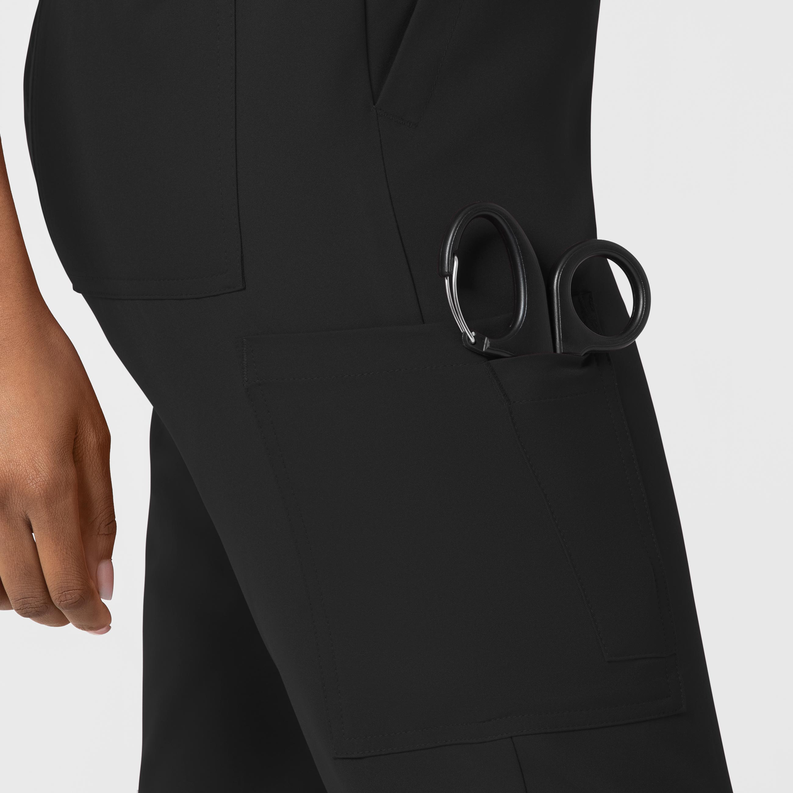 Scrub Uniforme Médico con Filipina con cuello en V curvo y pantalón jogger tipo cargo para mujer | Marca Wink