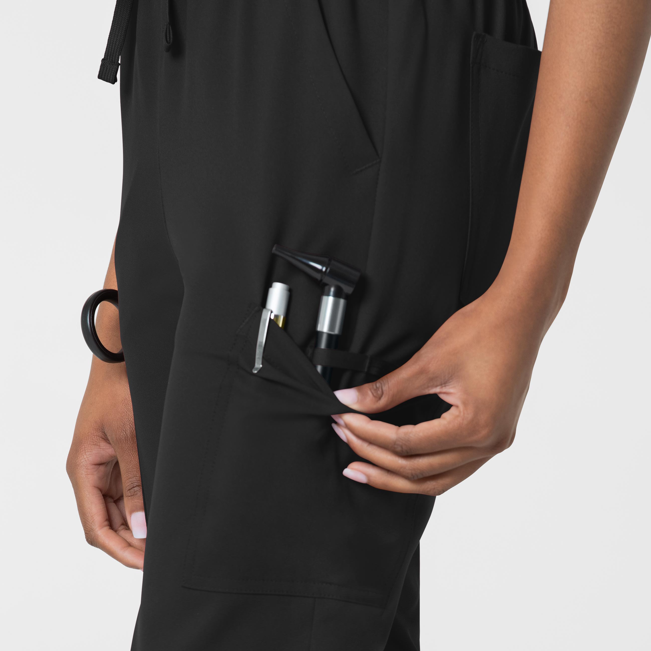 Scrub Uniforme Médico con Filipina con cuello en V curvo y pantalón jogger tipo cargo para mujer | Marca Wink