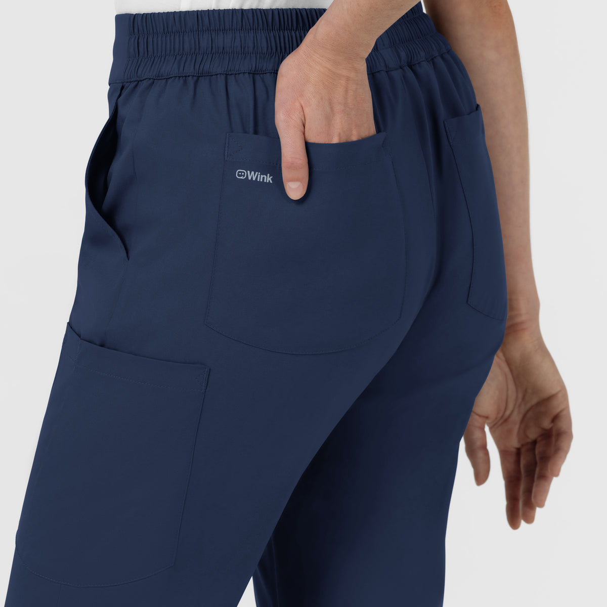Scrub Médico repelente a liquidos, de filipina con Cuello en V con pantalón Corte Acampanado, para Mujer Boundless - Marca Wink