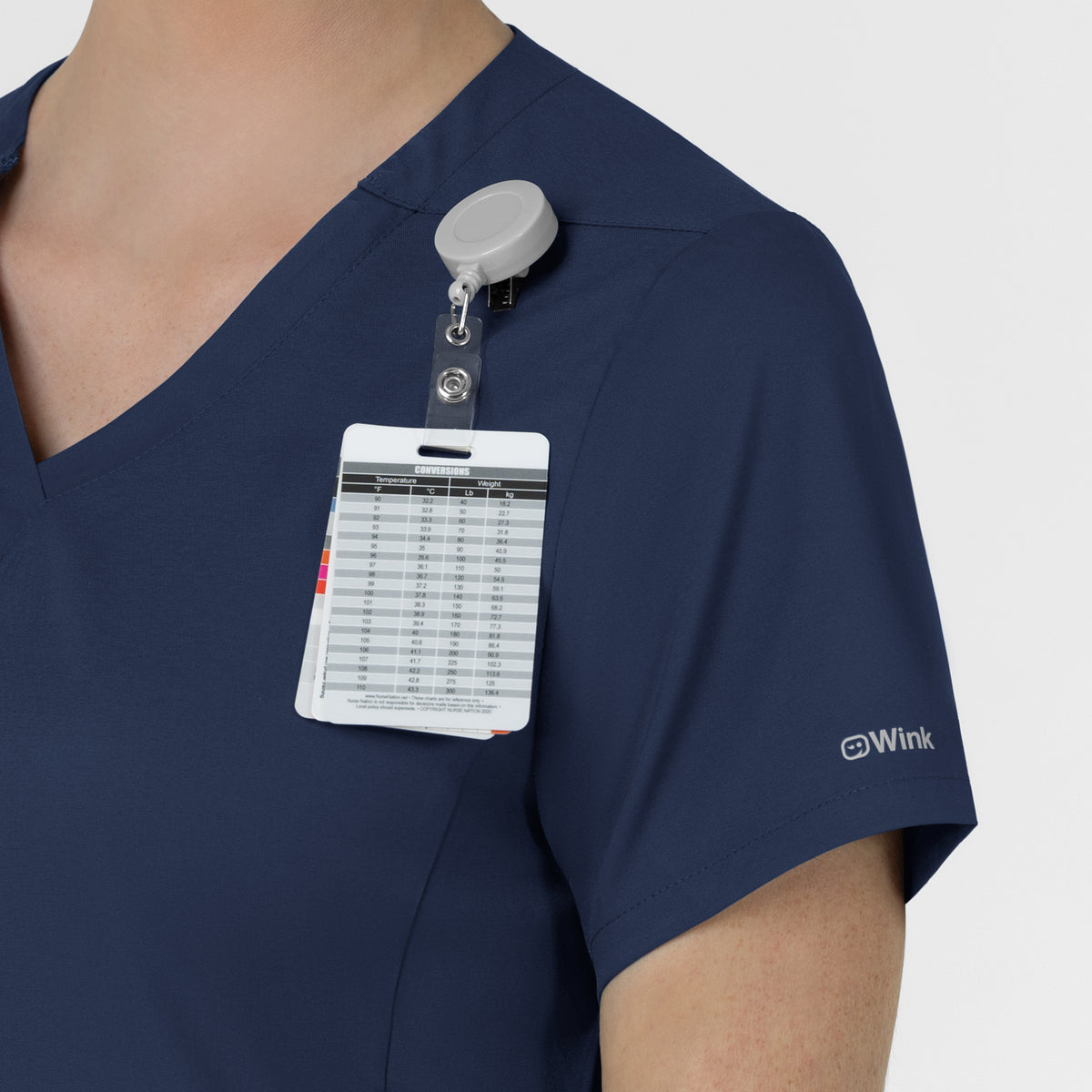 Scrub Médico repelente a liquidos, de filipina con Cuello en V con pantalón Corte Acampanado, para Mujer Boundless - Marca Wink