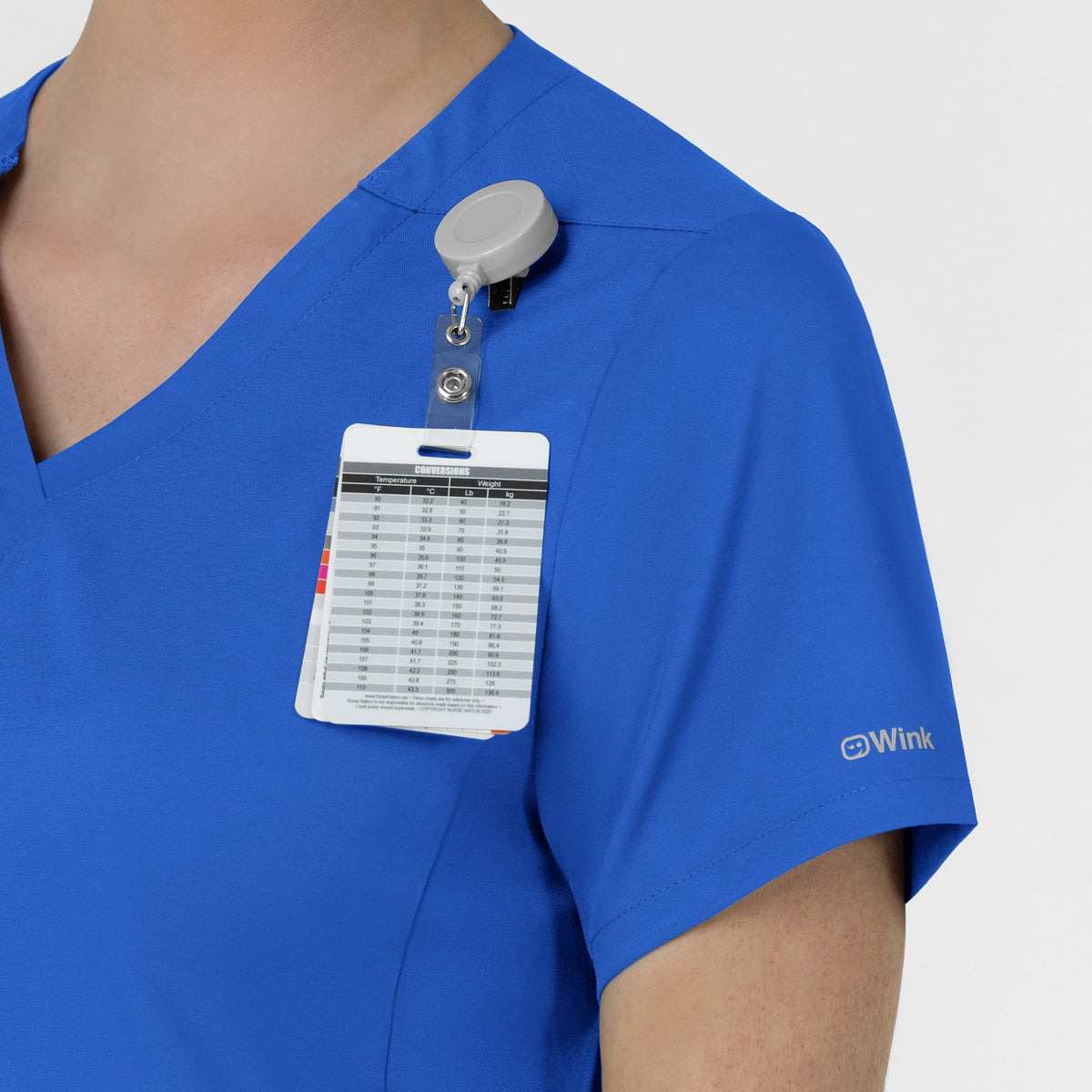 Scrub Médico repelente a liquidos, de filipina con Cuello en V con pantalón Corte Acampanado, para Mujer Boundless - Marca Wink